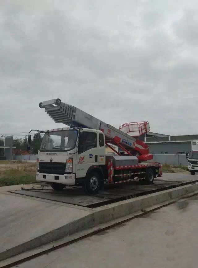 45米重汽豪沃·云梯车